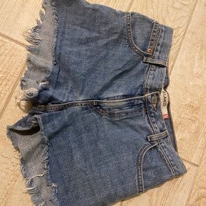 Vintage relaxed fit cut off Levi shorts
